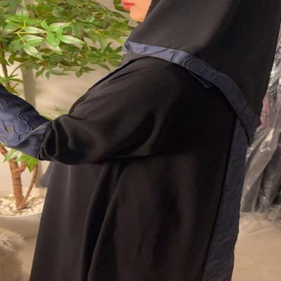 عباية كريب اسود مع كحلي بحرف عربية انيقة