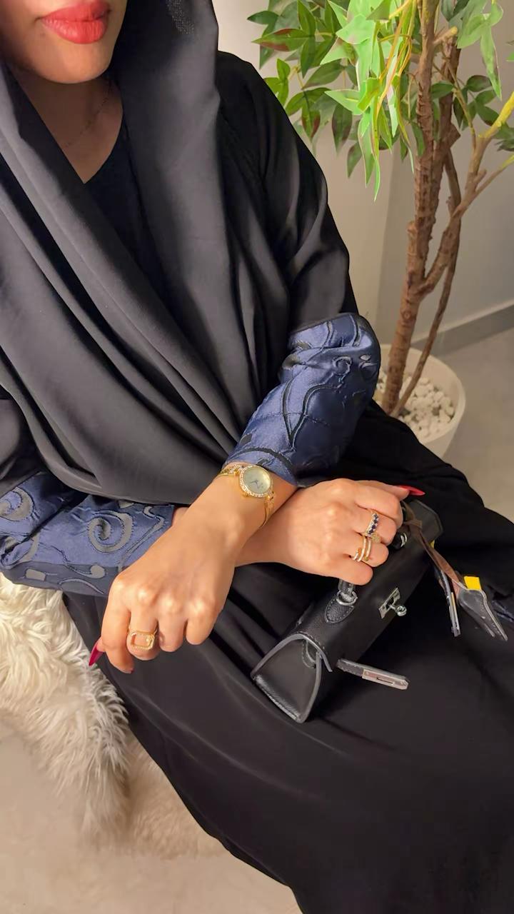 عباية كريب اسود مع كحلي بحرف عربية انيقة