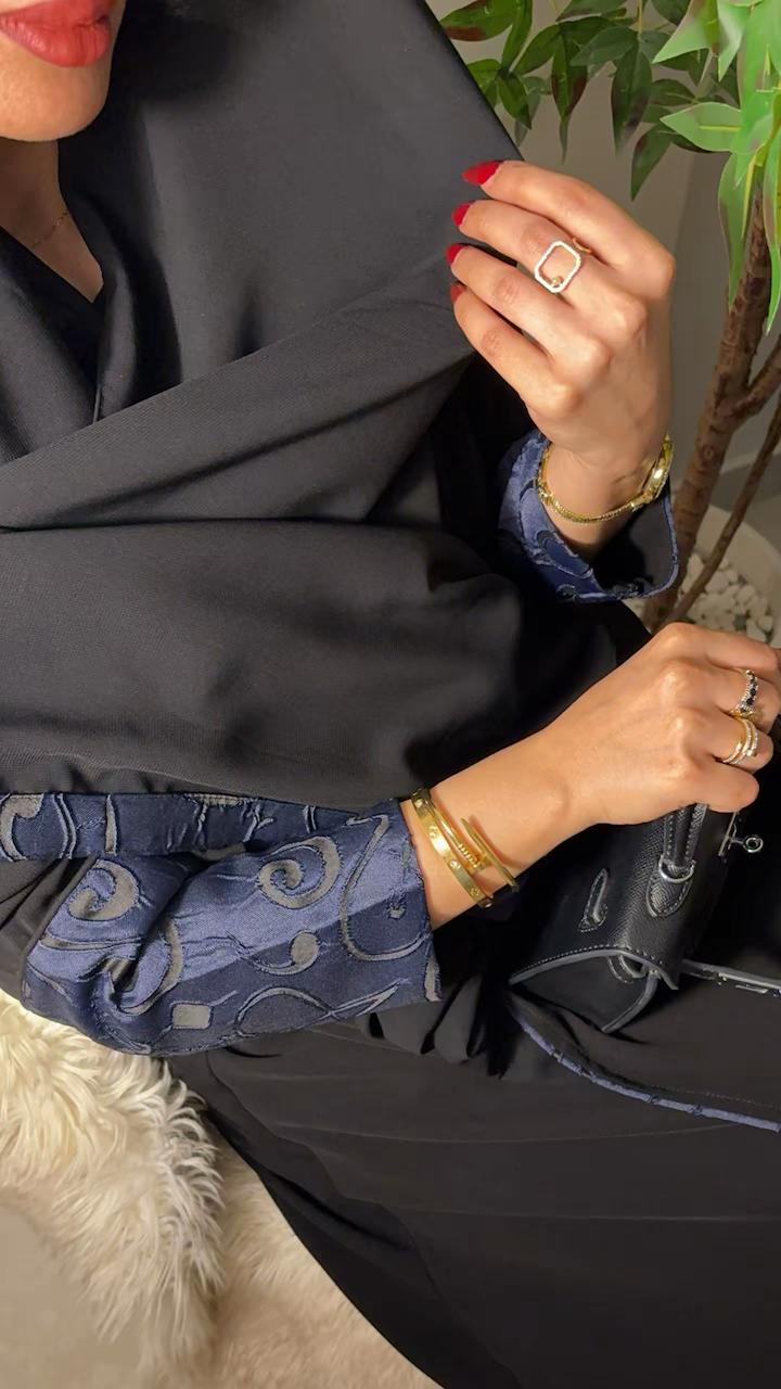 عباية كريب اسود مع كحلي بحرف عربية انيقة