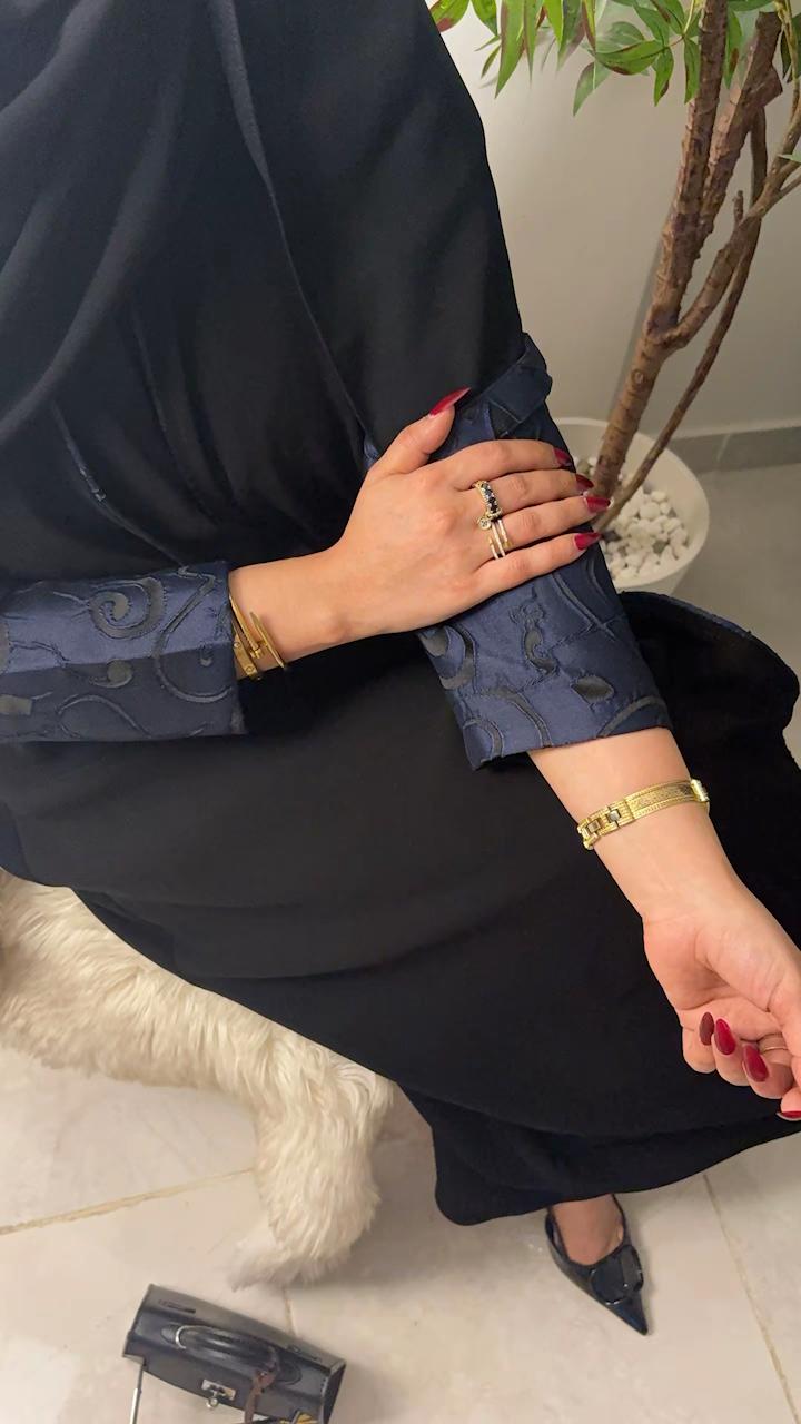 عباية كريب اسود مع كحلي بحرف عربية انيقة