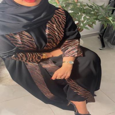 عباية كريب اسود بقماش احمر بذهبي  لامع 