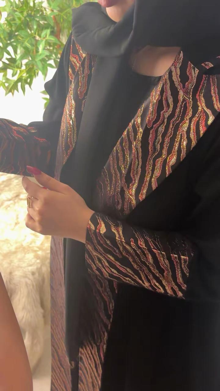 عباية كريب اسود بقماش احمر بذهبي  لامع 