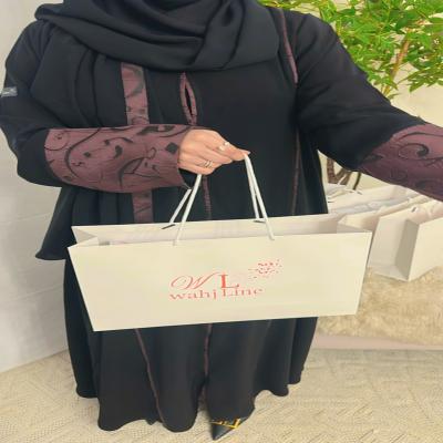 عباية كريب اسود بحروف عربية بالون الموف انيقة 